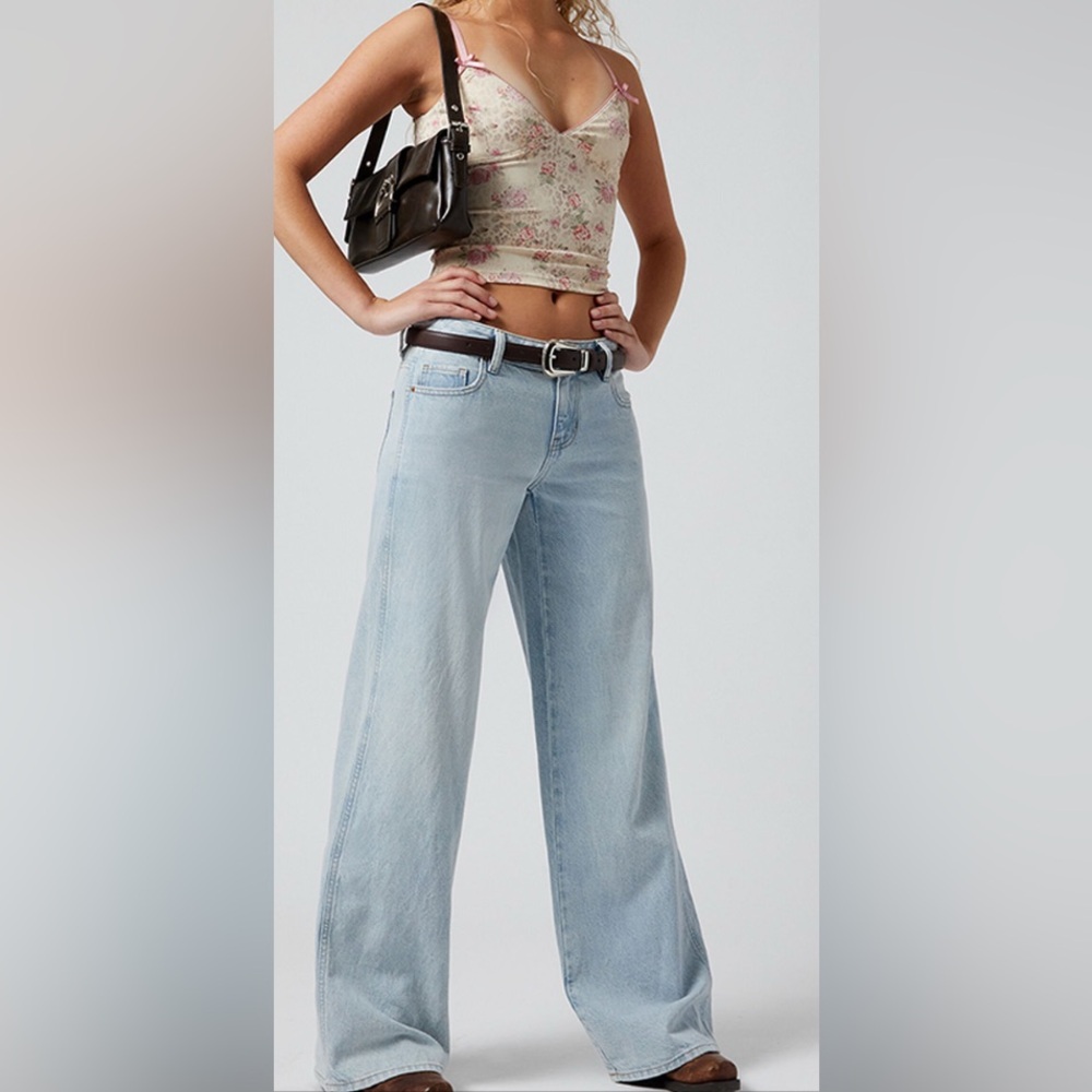 Pac Sun Casey style wide-leg slouchy jeans in Velma/light indigo wash. Size 25.